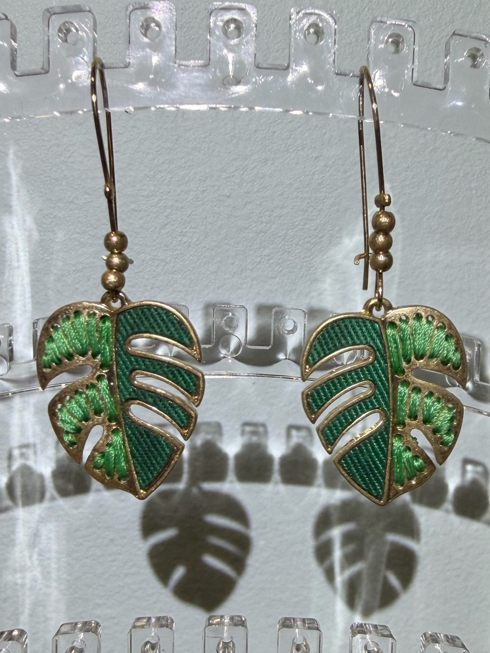 NWOT Gold-Tone Tropical Green Monstera Leaf Drop Pierced Earrings
